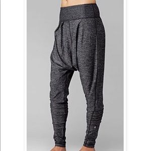 Lululemon Yoga Harem Pants Heathered Gray 8 EUC- only tried on don't fit
